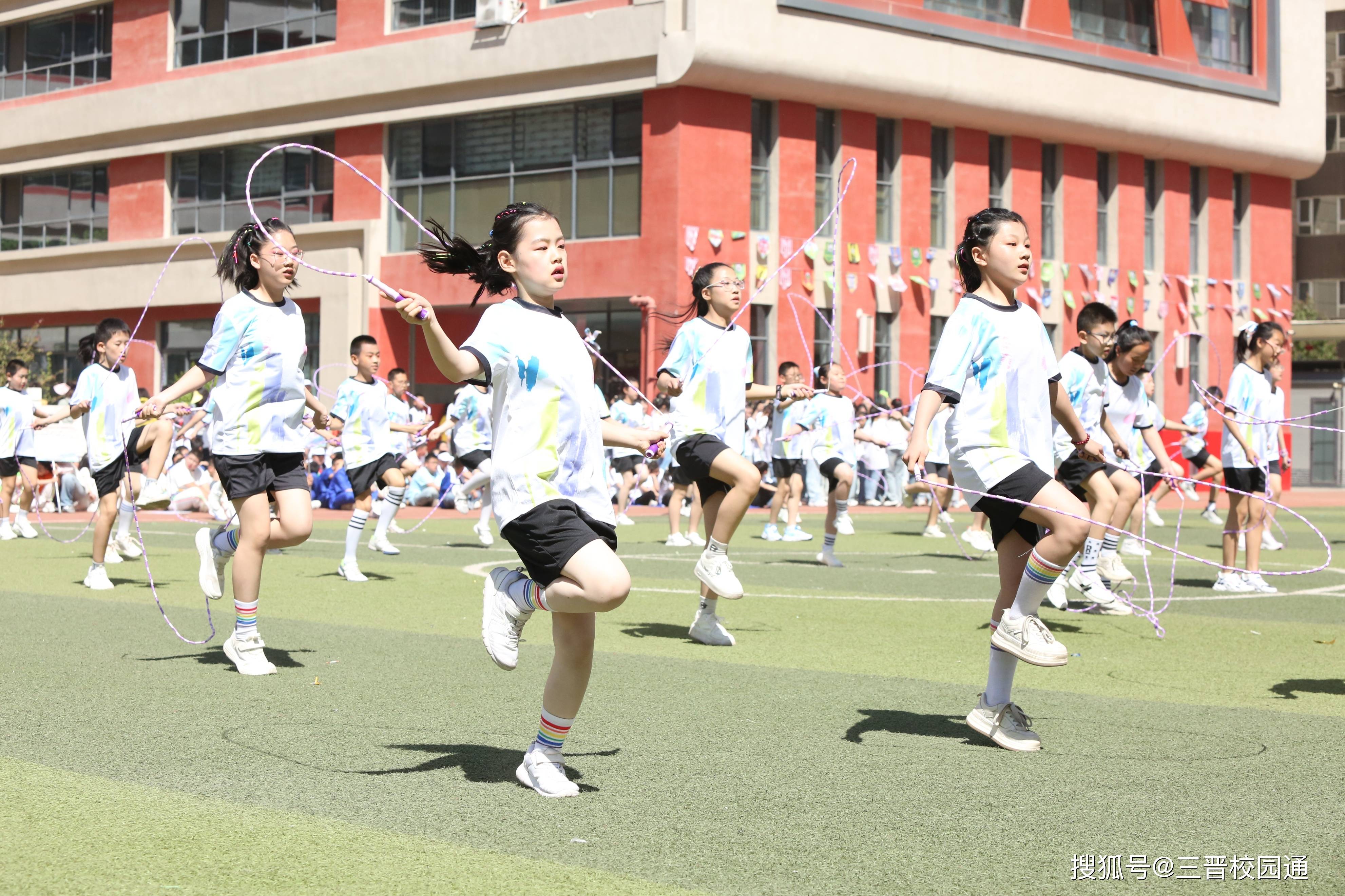 关于体操新秀闪耀赛场，观众掌声雷动的信息